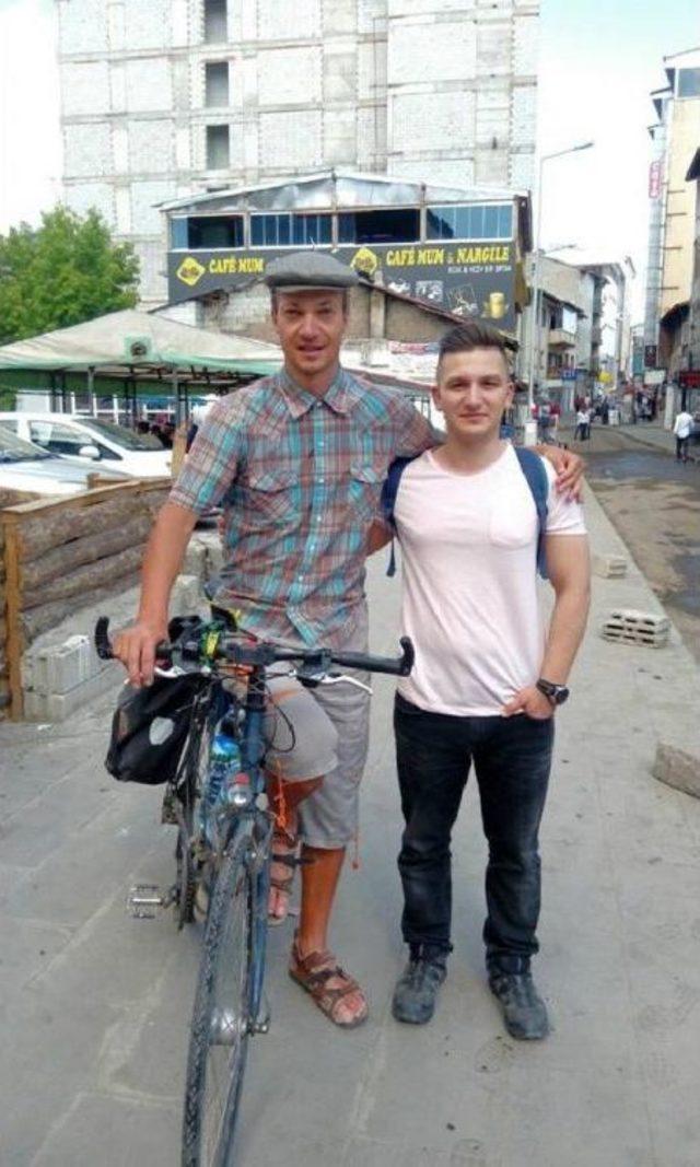 Bisikletiyle Dünyayı Geziyor 2