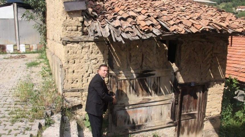 Şaphane&rsquo;de &rsquo;t&uuml;fek&ccedil;i Ethem&rsquo;in Hatırasına Saygısızlık