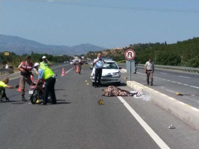 Otomobilin Çarptığı Motosikletteki Çifti Ölüm Ayırdı