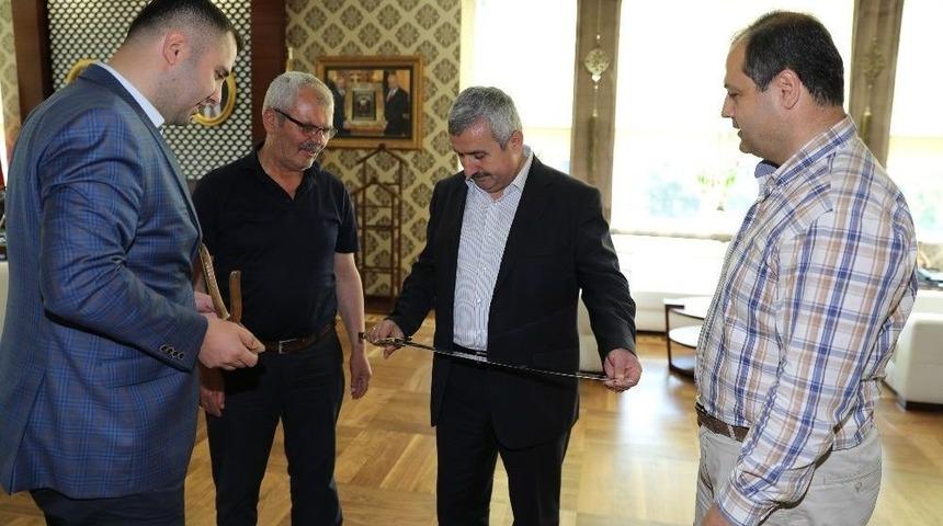 K&ouml;rfezli Avcılar Başkan Baran&rsquo;a Kılı&ccedil; Hediye Ettiler