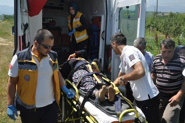 Yaralanan Yakınlarını Takip Ederken Ambulansa Çarptılar