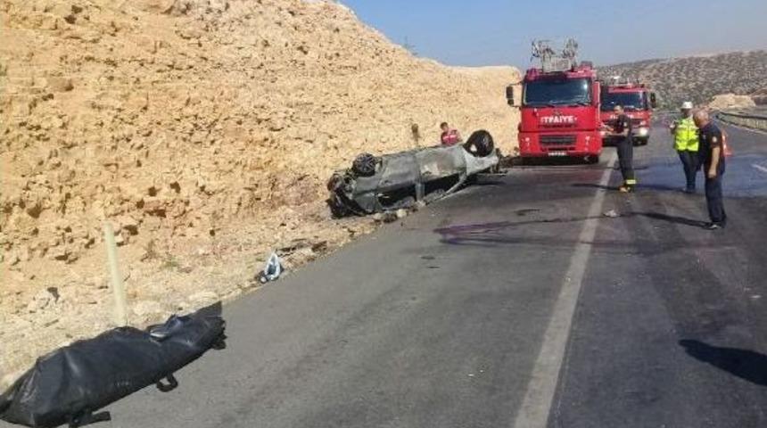 Bankete D&uuml;şen Otomobil Yandı: 1 &Ouml;l&uuml;, 1 Yaralı