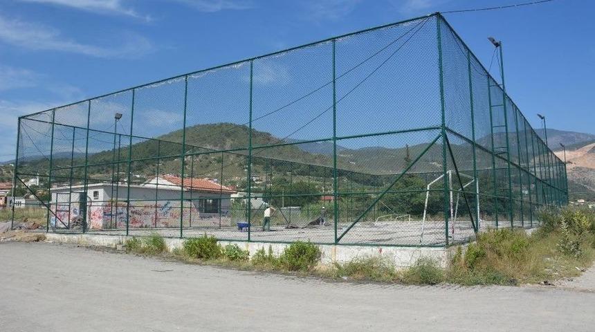 Atıl Durumdaki Belediyeye Ait Halı Saha Yenileniyor