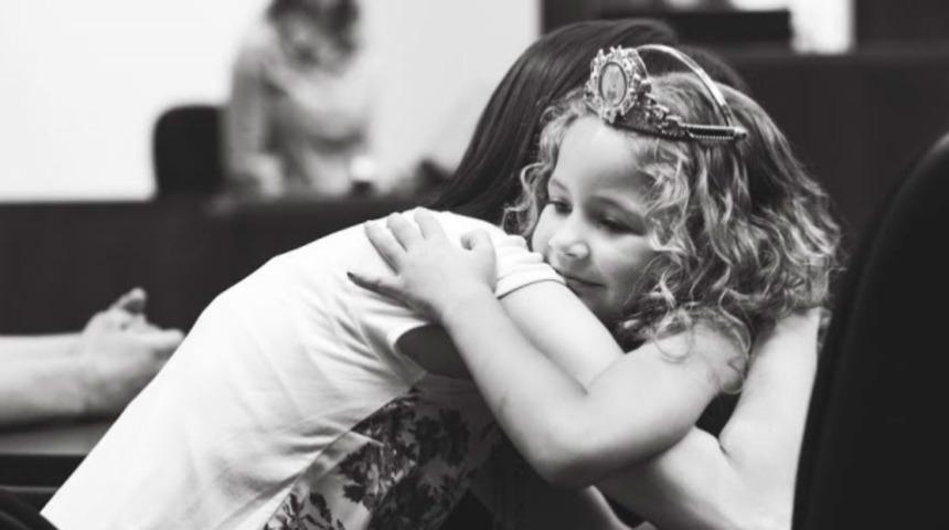 Evlat edinilmek &uuml;zere mahkemeye &ccedil;ıkarılan  k&uuml;&ccedil;&uuml;k kız g&ouml;zlerine inanamadı! 