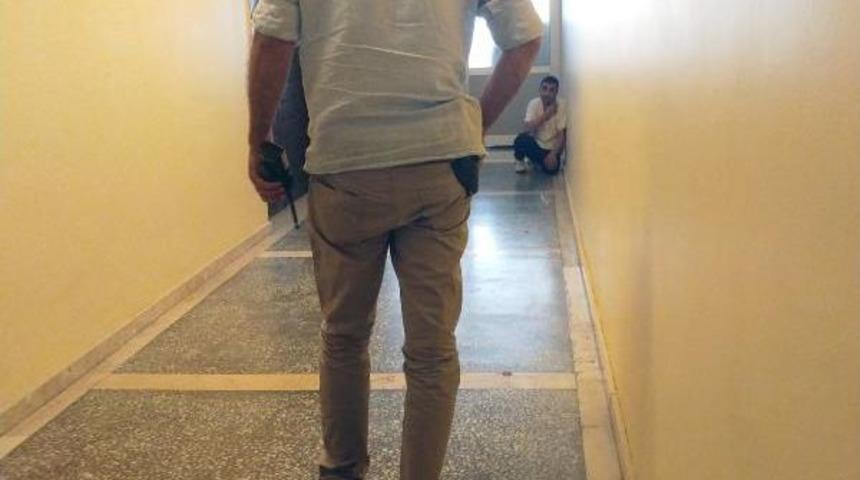 Belediye Binasında Kırık Şişeyi Boğazına Dayayıp Eylem Yaptı