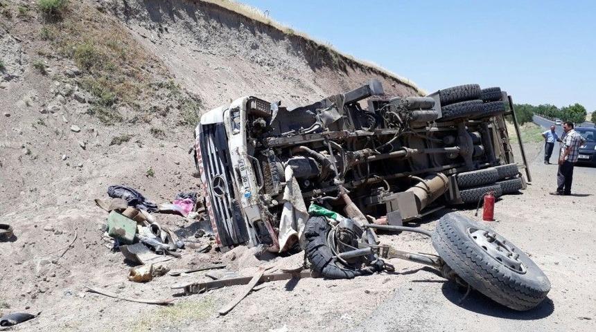 Virajı Alamayan &Ccedil;ekici Takla Attı: 2 Yaralı