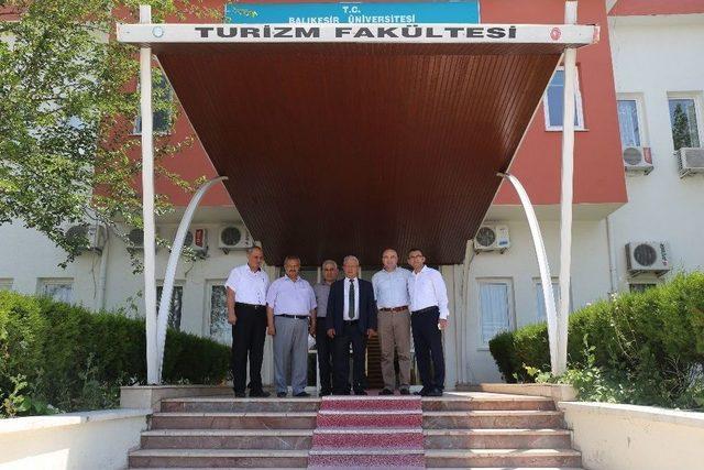 Başkan Uysal Turizm Fakültesine Zeytin Ağacı Hediye Etti