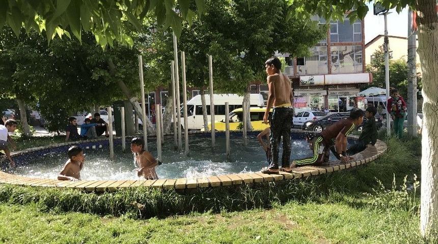 &Ccedil;ocuklar S&uuml;s Havuzunda Serinliyor