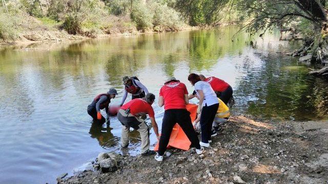 Nehirde Kaybolan Gencin Cesedini Ağabeyi Buldu