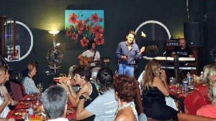 Sel&ccedil;uk Ural Işitme Engelli &Ccedil;ocuklarla Şarkı S&ouml;yleyecek