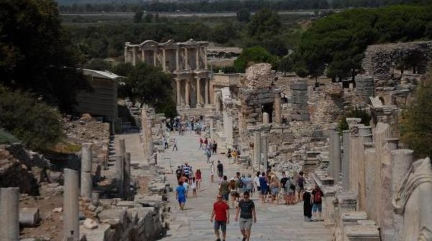 Efes Antik Kenti'nde D&uuml;ğ&uuml;n Yapıldığı Iddiası Tartışma Yarattı