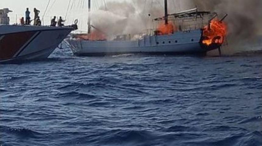 Seyir Turuna &Ccedil;ıkan Gulet Alev Alev Yandı