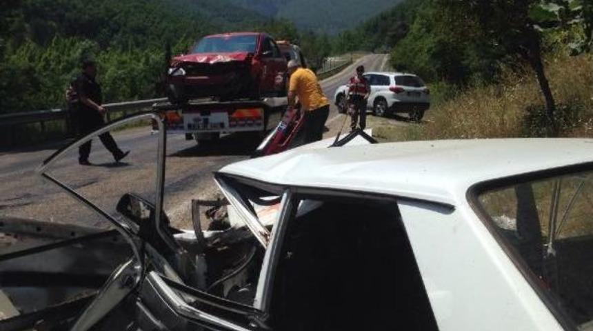 &nbsp;Bursa&rsquo;Da 2 Otomobil &Ccedil;arpıştı: 1, &Ouml;l&uuml; 9 Yaralı