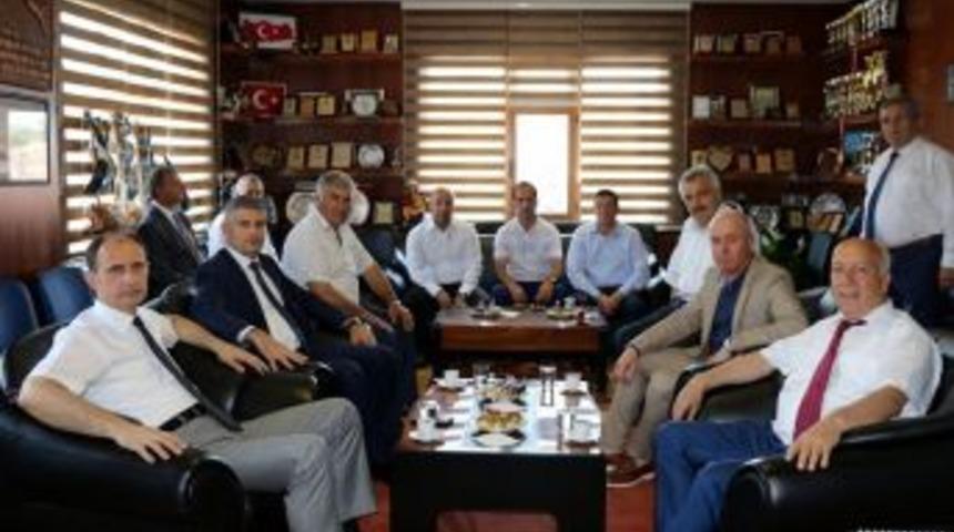 Sevgi Seli Makam Odasına Sığmadı