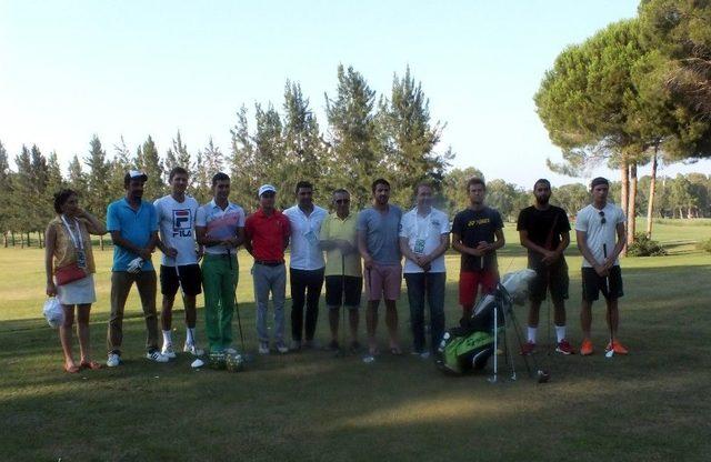 Raket Ustaları Bu Kez Golf Sopası Tuttu