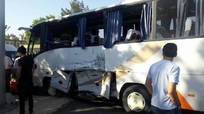 Kahramanmaraş'ta Iş&ccedil;i Servisleri &Ccedil;arpıştı: 18 Yaralı