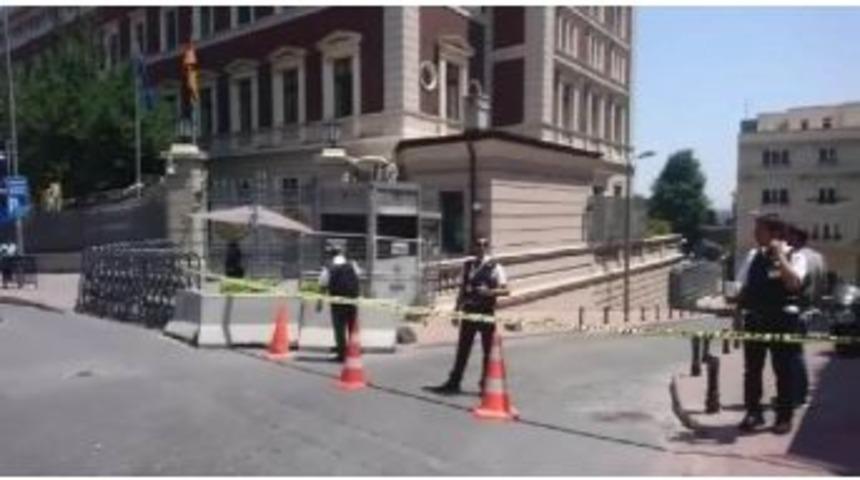 Alman Konsolosluğu &Ouml;n&uuml;nde Ş&uuml;pheli Paket (1)