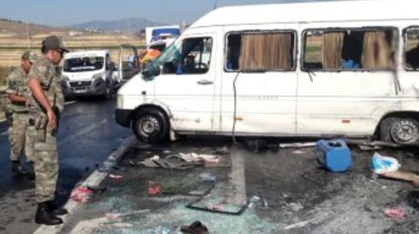 Yolcu Minib&uuml;s&uuml; Devrildi: 2&rsquo;si Ağır 19 Yaralı
