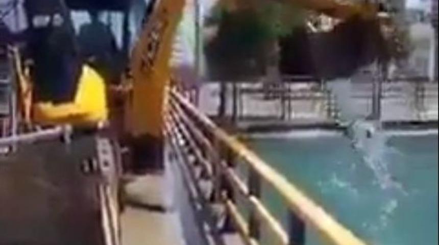 Kep&ccedil;eyle Kanaldan Su &Ccedil;ekti, İş Makinelerini Yıkayıp Soğuttu