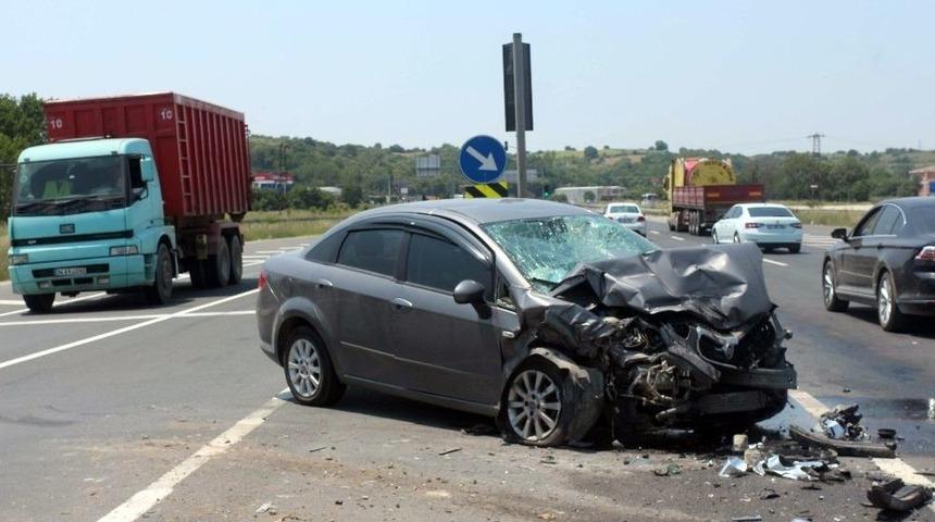 &Ccedil;&ouml;p Kamyonu İle Otomobil &Ccedil;arpıştı: 3 Yaralı