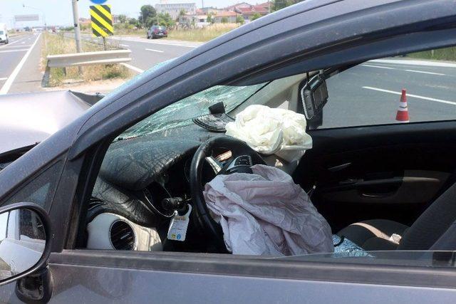 &Ccedil;&ouml;p Kamyonu İle Otomobil &Ccedil;arpıştı: 3 Yaralı 1