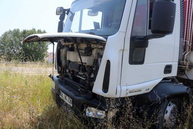 &Ccedil;&ouml;p Kamyonu İle Otomobil &Ccedil;arpıştı: 3 Yaralı 2