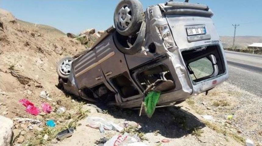 Adilcevaz&rsquo;Da Kaza; Anne &Ouml;ld&uuml;, Baba Ve 3 &Ccedil;ocuğu Yaralı