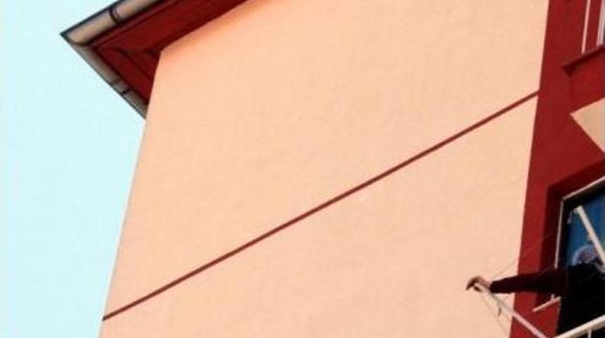 Binanın &Ccedil;atısına &Ccedil;ıkan Kadın G&uuml;&ccedil;l&uuml;kle Ikna Edildi