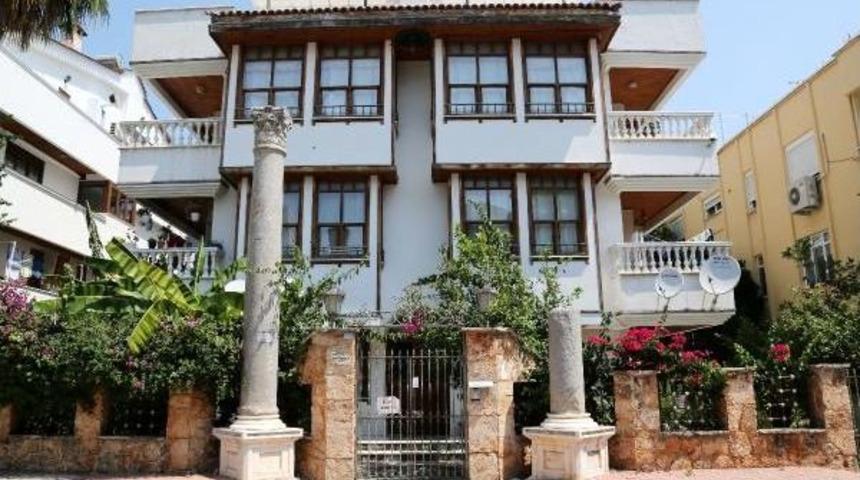 M&uuml;zenin Izniyle, 2 Bin Yıllık Roma S&uuml;tununu Evinin &Ouml;n&uuml;ne Yerleştirdi