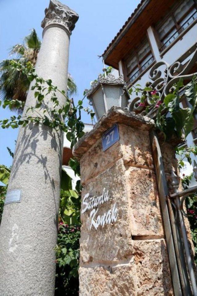 M&uuml;zenin Izniyle, 2 Bin Yıllık Roma S&uuml;tununu Evinin &Ouml;n&uuml;ne Yerleştirdi 2