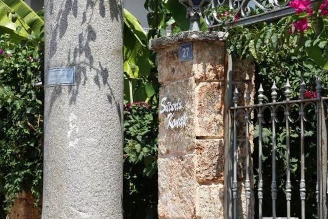 M&uuml;zenin Izniyle, 2 Bin Yıllık Roma S&uuml;tununu Evinin &Ouml;n&uuml;ne Yerleştirdi 3