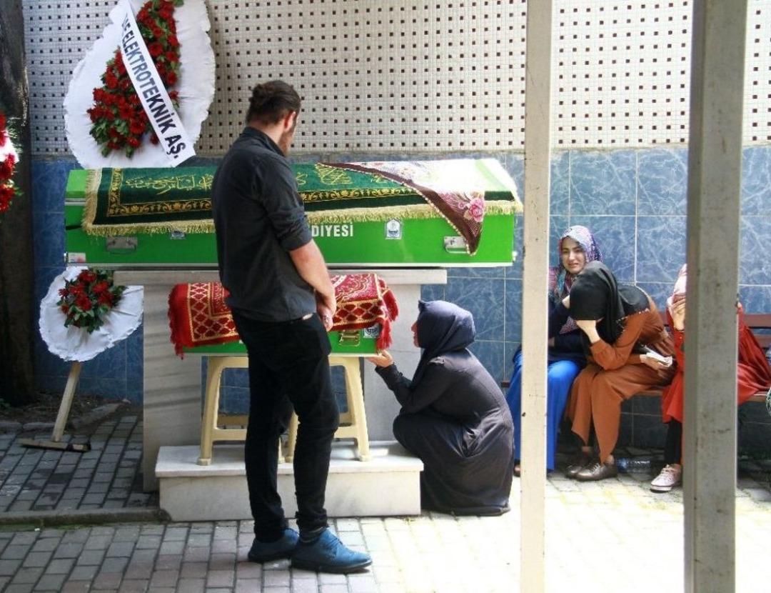 Bebeğini Emzirdiği Sırada Kazada &Ouml;len Anne İle Oğlu Son Yolculuğuna Uğurlandı