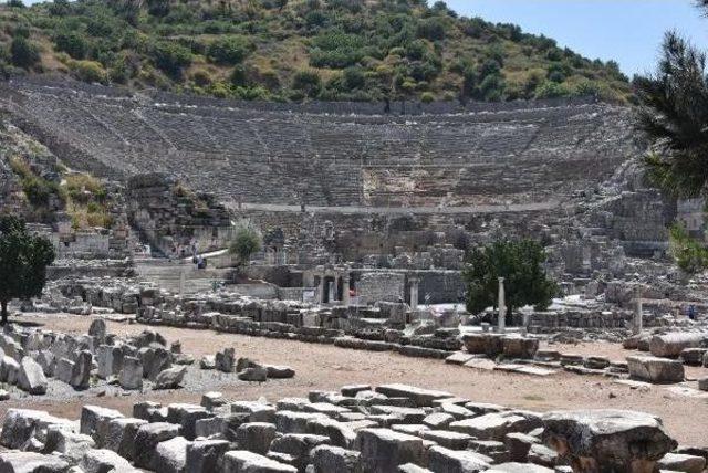 Efes Antik Kenti'nde Düğün Yapıldığı Iddiası Tartışma Yarattı (2)