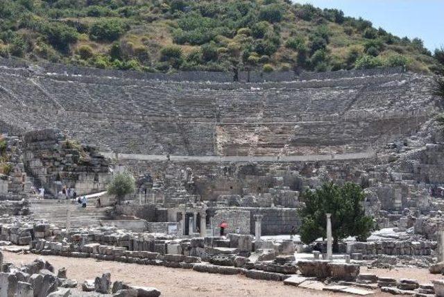 Efes Antik Kenti'nde Düğün Yapıldığı Iddiası Tartışma Yarattı (2)