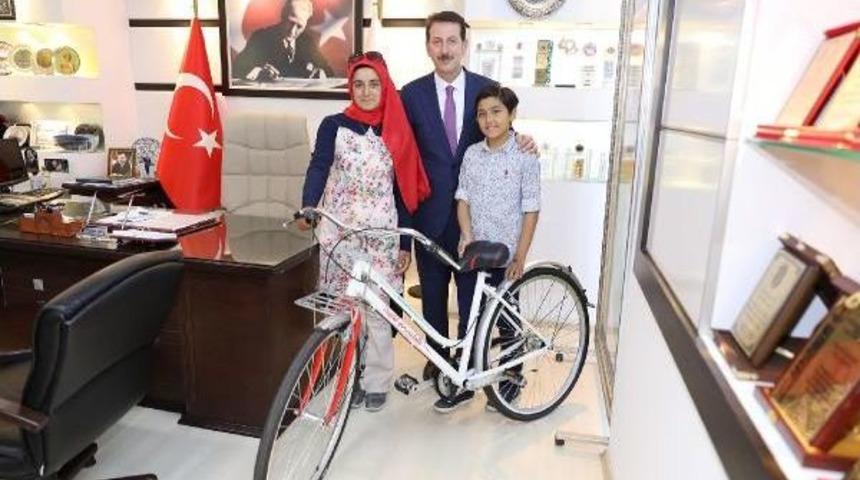 Atık Yağ Toplayarak Kazandığı Bisikleti, Teog&rsquo;Da Başarı Elde Eden &Ouml;ğrenciye Hediye Etti