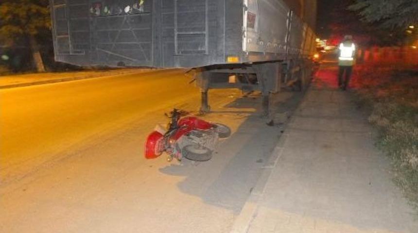 Motosikletli Gazete Dağıtıcısı Dorseye &Ccedil;arpıp &Ouml;ld&uuml;