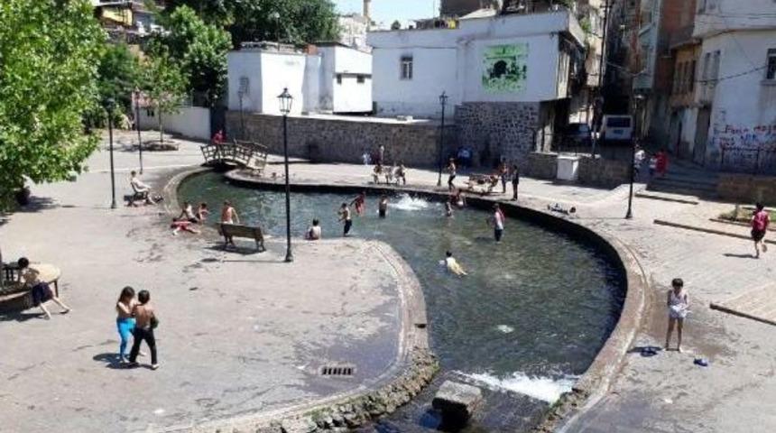 Diyarbakır'da Sıcaktan Bunalanlar Surların G&ouml;lgesine Sığındı