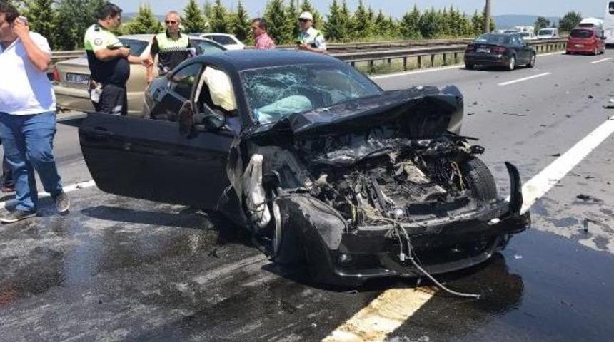 &Ouml;nce Tır'a Sonra Otomobile &Ccedil;arptı: 2 Yaralı