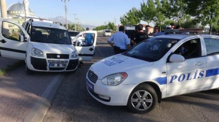 'dur' Ihtarına Uymayan Afgan S&uuml;r&uuml;c&uuml; Kaza Yapınca Yakalandı