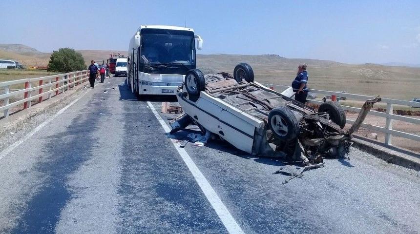 Kaza Yapan Otomobile Yolcu Otob&uuml;s&uuml; &Ccedil;arptı: 2 &Ouml;l&uuml;, 4 Yaralı