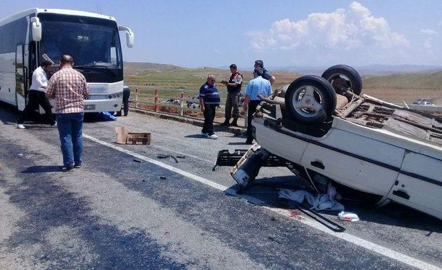 Kaza Yapan Otomobile Yolcu Otobüsü Çarptı: 2 Ölü, 4 Yaralı