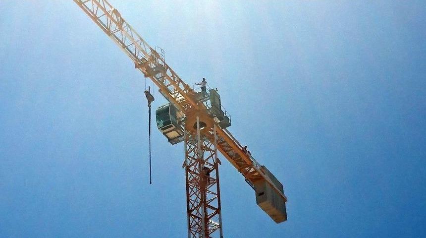 (&ouml;zel Haber) Parasını Alamayan İş&ccedil;iler Vincin &Uuml;zerine &Ccedil;ıktı