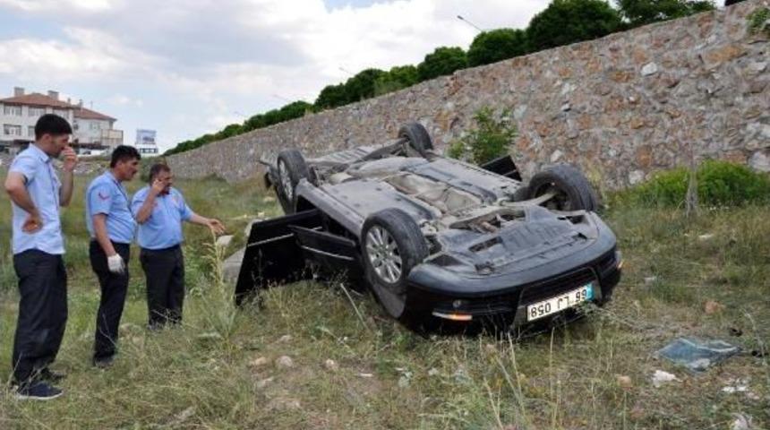 Ehliyetsiz Gen&ccedil; Otomobili Duvardan U&ccedil;urdu: 2 Yaralı