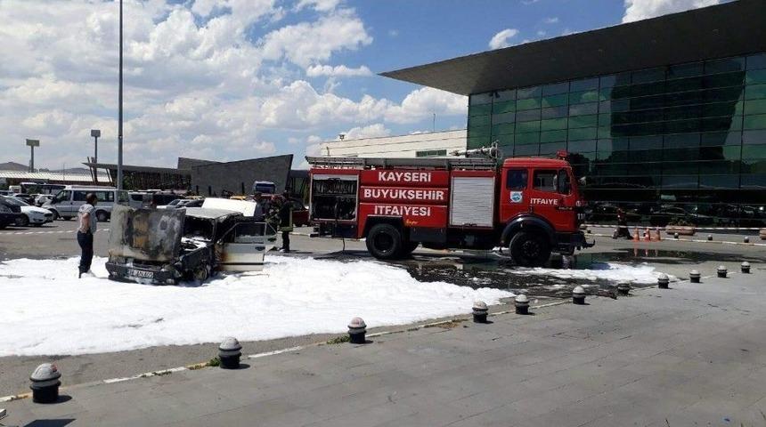 Otob&uuml;s Terminalinde Park Halindeki Otomobil Yandı