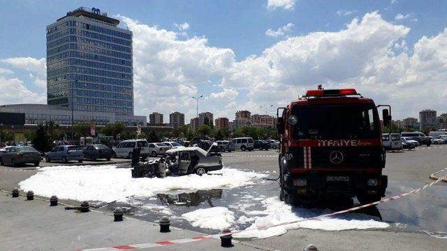 Otobüs Terminalinde Park Halindeki Otomobil Yandı