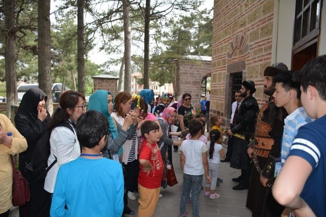 Ertuğrul Gazi T&uuml;rbesi Bayramda Ziyaret&ccedil;i Akınına Uğradı