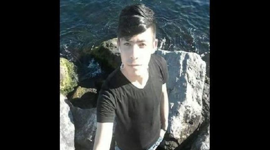 16 Yaşındaki Afgan Gen&ccedil; Evinin &Ouml;n&uuml;nde Bı&ccedil;aklanarak &Ouml;ld&uuml;r&uuml;ld&uuml;