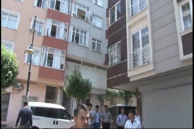 16 Yaşındaki Afgan Genç Evinin Önünde Bıçaklanarak Öldürüldü