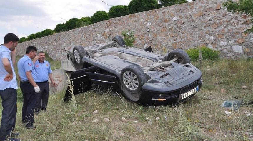 Otomobil İstinat Duvarından U&ccedil;tu: 2 Yaralı