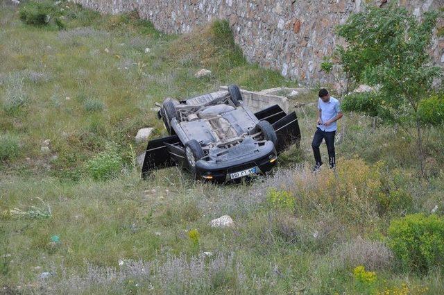 Otomobil İstinat Duvarından Uçtu: 2 Yaralı